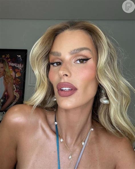 Yasmin Brunet posa de topless na cama em ensaio arrasador.